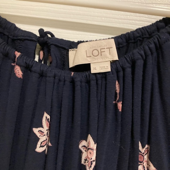 LOFT Women’s Midnight Blue Blouse Top with Rose Accents Sz. XL - Picture 3 of 6